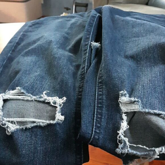 Distress Refuge blue jeans - Picture 8 of 8